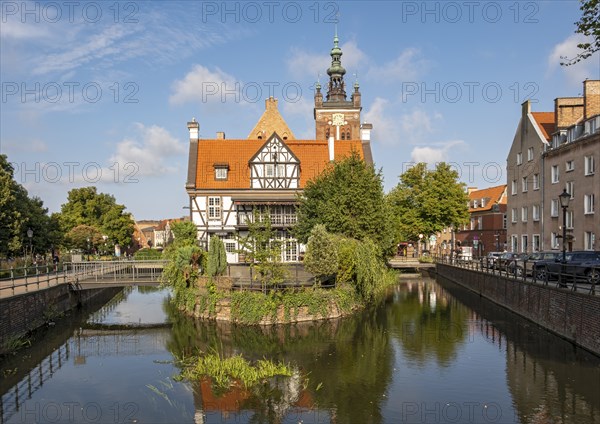 Dwor Cechu Mlynarzy, Manor of the millers' guild, and Radunia Canal as seen from the Bread Bridge, Gdansk, Gdansk, Poland, Europe