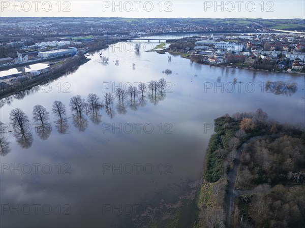 Due to the heavy precipitation in the form of snow and rain, alert level 3 has been declared on the Elbe in Dresden. The highest level is expected to be 6.37 metres on 29.12.2023. The Ostragehege is surrounded by water and the Kaditz flood channel is full, Dresden, Saxony, Germany, Europe