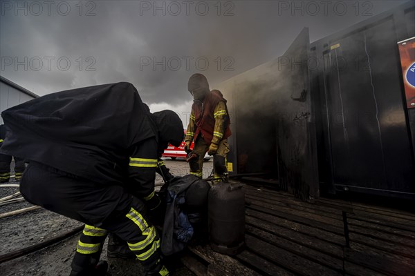Hot training in the training container