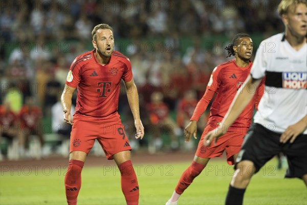 Football match, Harry KANE FC Bayern Munich left and Michael Akpovie OLISE FC Bayern Munich wait spellbound for the corner kick to be taken, Donaustadion football stadium, Ulm, Germany, Europe