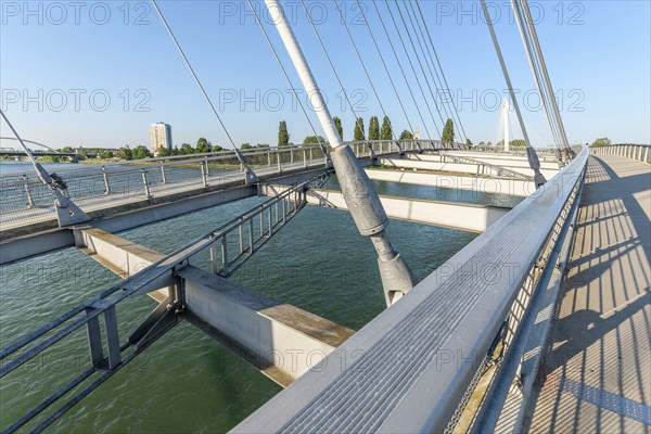 Die Deux-Rives-Fussgängerbrücke zwischen Deutschland und Frankreich in Kehl und Strassburg, ein Symbol der grenzüberschreitenden Zusammenarbeit. Bas-Rhin, Collectivite europeenne d'Alsace, Grand Est