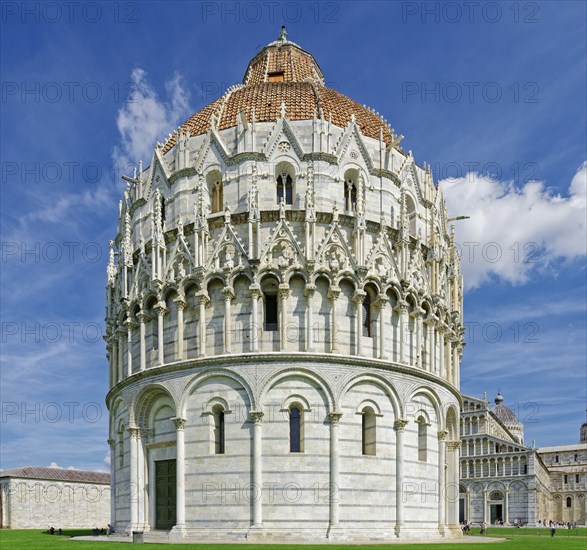 Camposanto, Baptistery, Battistero di Pisa, Cathedral, Cattedrale Metropolitana Primaziale di Santa Maria Assunta, Miracles Square, Piazza dei Miracoli also Campo dei Miracoli, Piazza del Duomo, Pisa, Tuscany, Italy, UNESCO World Heritage Site, Europe