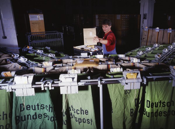 DEU, Germany: The historical slides from the times 80-90s events and persons from politics, culture, working life, medicine a.o. Hagen.Hauptpostamt. Hand sorted 80s MR= yes!