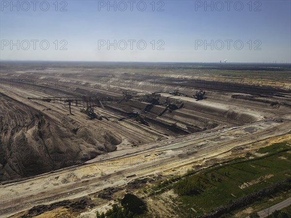 The Nochten open-cast mine (Upper Sorbian: Wochoo¾anska jama) is an open-cast lignite mine in northern Upper Lusatia operated by Lausitz Energie Bergbau AG (LEAG) . Up to 18 million tonnes of lignite are extracted per year in the Nochten opencast mine