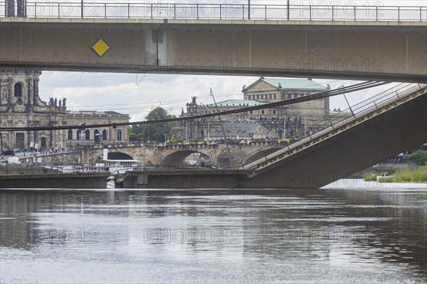In the early hours of the morning, a section of the Carola Bridge collapsed for unknown reasons. Over a length of around 100 metres, the section on which the trams normally run has collapsed into the Elbe. The area is cordoned off, partial collapse of the Carola Bridge in Dresden, further bridge sections are in acute danger of collapsing, Dresden, Saxony, Germany, Europe