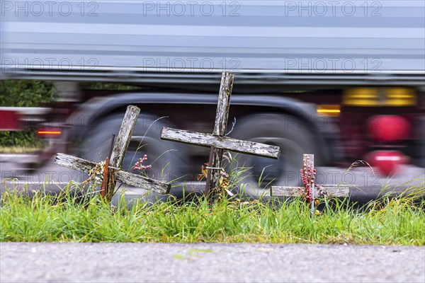 Cross on a country road, symbol of remembrance for three road accident victims. Laichigen, Baden-Württemberg, Germany, Europe