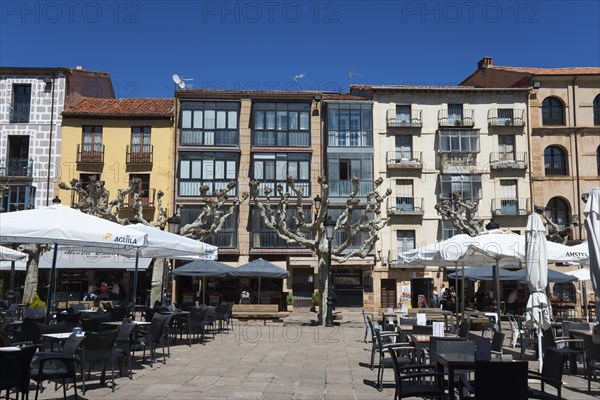 A lively square with tables and chairs in front of cafés and colourful buildings under a clear blue sky, Plaza Major, Soria, Castilla y León, Leon, Spain, Europe
