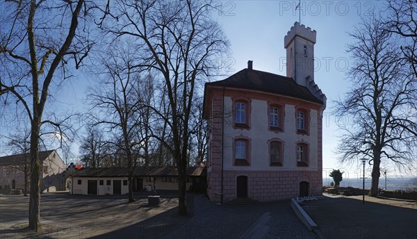 Veitsburg Castle (after the castle chapel dedicated to St Vitus) is the modern name of Ravensburg Castle, a medieval hilltop castle complex on the so-called 'Burgberg' (castle hill) above Ravensburg. (525 m) above Ravensburg