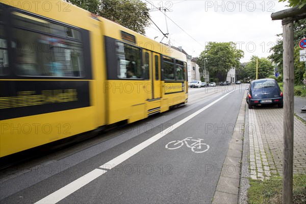 Cycle lane in Essen, cyclists have their own lane on a city centre street, Essen, North Rhine-Westphalia, Germany, Europe