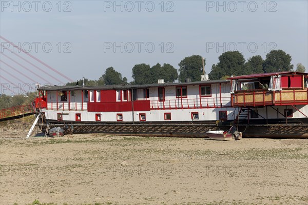 Houseboat run dry on the Rhine, extreme low water in August 2022, Düsseldorf, North Rhine-Westphalia, Germany, Europe