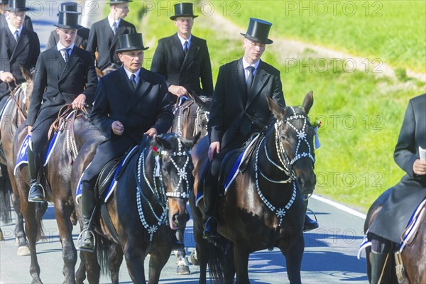 Every year at Easter there are about 5 processions in Lusatia, each with about 200 riders. The Catholic Church continues old Sorbian rites here. Thousands of spectators watch the impressive cavalcades