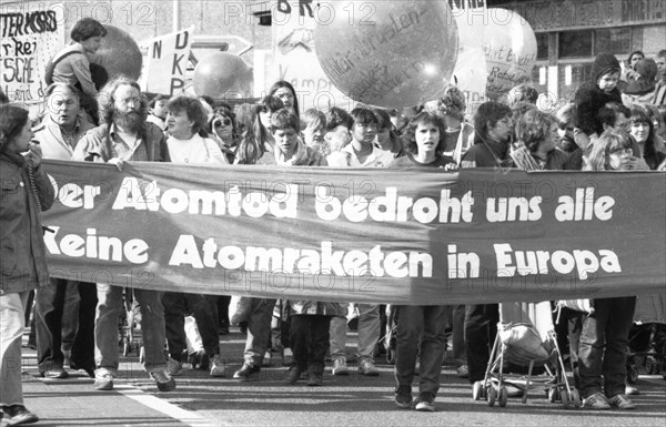 About 7000 supporters of the peace movement demonstrated against new nuclear missiles and the Natodoppelbeschluss on the occasion of a commander's conference of the Bundeswehr in 1982, Germany, Europe
