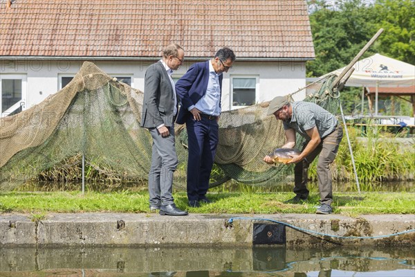 Federal Minister of Food and Agriculture, Cem Özdemir, visits the Karsten Ringpfeil pond farm in Königswartha together with Saxony's Minister of Agriculture, Wolfram Günther