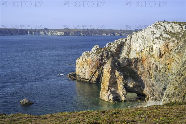 Natural arch in sea cliff along the Iroise Sea at the Pointe de Dinan, Cap de la Chèvre on the Crozon peninsula, Finistère, Brittany, France, Europe