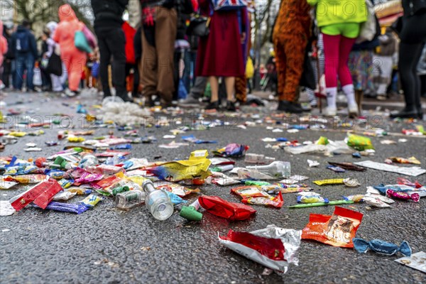 Rose Monday parade in Düsseldorf, street carnival, rubbish after the parade, camels, confetti, bottles
