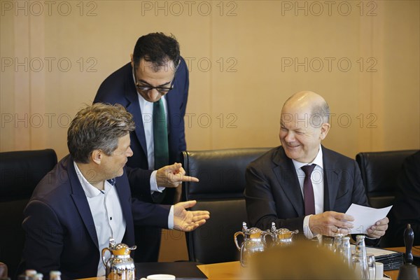 (L-R) : Robert Habeck (Alliance 90/The Greens), Federal Minister for Economic Affairs and Climate Protection and Vice-Chancellor, Cem Özdemir (Alliance 90/The Greens), Federal Minister for Agriculture and Food, and Olaf Scholz (SPD), Federal Chancellor, pictured during a meeting of the Federal Cabinet. Berlin, 24.04.2024