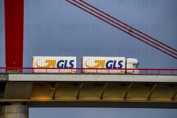 Beeckerwerther Brücke, motorway bridge, A42, truck, over the Rhine, in Duisburg, North Rhine-Westphalia, Germany, Europe