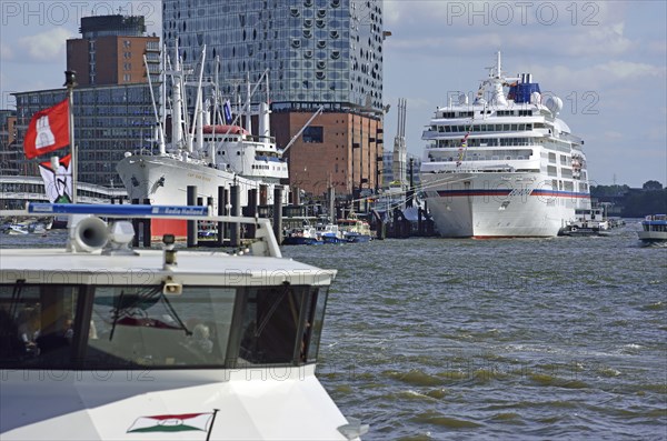Europe, Germany, Hanseatic City of Hamburg, Elbe, Elbe Philharmonic Hall, glass facade, harbour tour with harbour ferry, many tourists, passenger ship Europa at the Überseebrücke, Hamburg, Hamburg, Federal Republic of Germany, Europe
