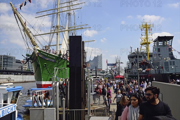 Europe, Germany, Hamburg, Elbe, St. Pauli Landungsbrücken, view of the Elbe Philharmonic Hall, Hamburg's new concert hall, museum ship Rickmer Rickmers, windjammer, Hamburg, Hamburg, Federal Republic of Germany, Europe