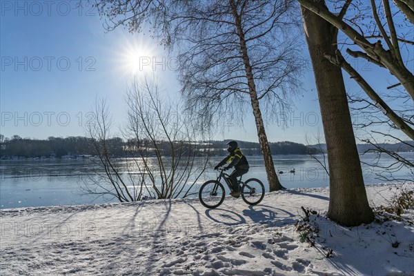 Winter in the Ruhr area, Lake Baldeney, snow-covered, partly frozen lake, walkers on the lakeside path, west bank, Essen, North Rhine-Westphalia, Germany, Europe