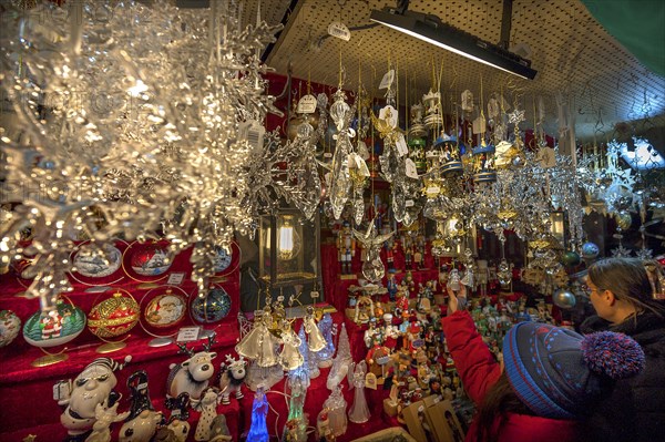 Stand with Christmas glass decorations at the Christkindlesmarkt, Nuremberg, Middle Franconia, Bavaria, Germany, Europe