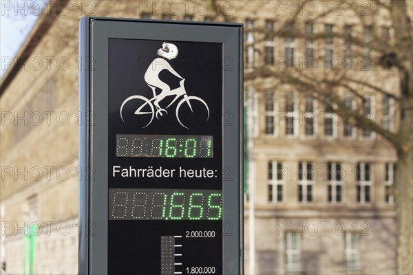 Column with digital counter for passing cyclists, bicycle-friendly city, bicycle mobility, Düsseldorf, North Rhine-Westphalia, Germany, Europe