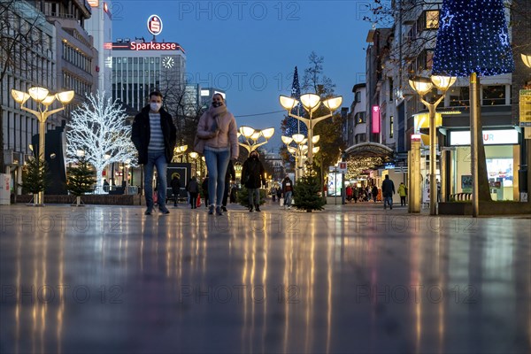 The city centre of Duisburg, shopping street Königstraße, on the day of the opening of the Christmas light decoration, usually also of the Christmas market, which remained closed due to the 2nd Corona crisis lockdown, empty shopping streets, masks compulsory in the city centre, Duisburg, North Rhine-Westphalia, Germany, Europe