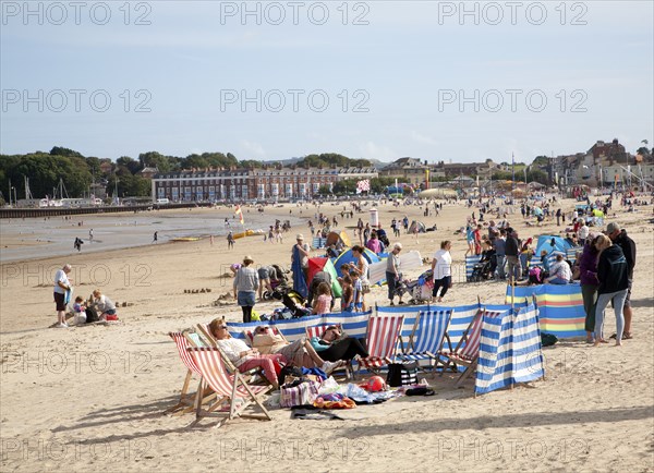 Holidaymakers enjoying sunshine on the sandy beach at Weymouth, Dorset, England, United Kingdom, Europe