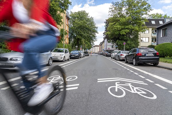 Bicycle road, cyclists have priority over car traffic, new cycle routes through Essen, here in the Rüttenscheid district, Kahrstrasse, part of the requirements of the clean air plan, against driving bans, Essen, North Rhine-Westphalia, Germany, Europe
