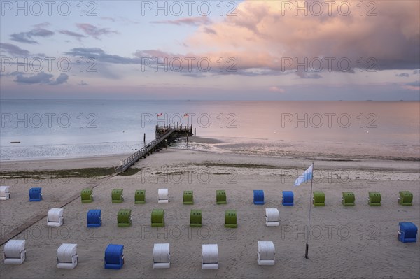 Pier and beach chairs on the North Sea coast, evening light, Wyk, Föhr, North Sea island, North Frisia, Schleswig-Holstein, Germany, Europe