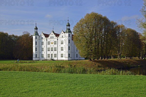 Europe, Germany, Schleswig-Holstein, Ahrensburg, moated castle Ahrensburg, autumn, front facade, built around 1595, late Renaissance, Hamburg, Hamburg, Federal Republic of Germany, Europe