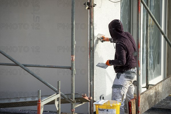 Building site, thermal insulation, external insulation, facade insulation, insulated facade of a new building being plastered, Duisburg, North Rhine-Westphalia, Germany, Europe