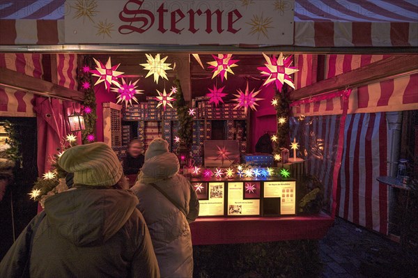 Christmas stall with paper stars, Christkindlesmarkt, Nuremberg, Middle Franconia, Bavaria, Germany, Europe
