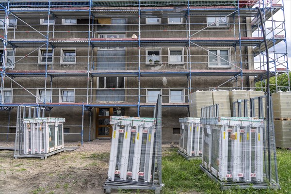 Energy-efficient refurbishment of an apartment block, thermal insulation, new windows and new roof covering