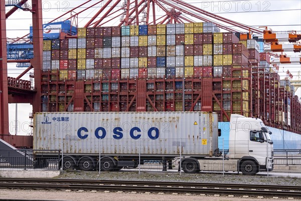 Port of Hamburg, Waltershofer Hafen, container ships, lorries bring and collect freight containers to and from HHLA Container Terminal Burchardkai, Hamburg, Germany, Europe