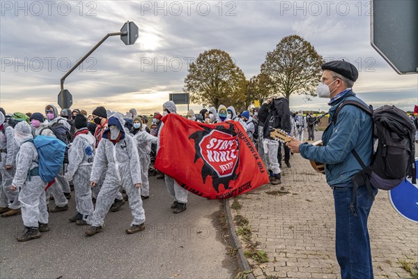 Protest action against the demolition of the village of Lützerath in the Rhenish lignite mining area, which is to make way for the expansion of the Garzweiler II open-cast mine, several thousand participants at the demonstration in Lützerath, Ende Gelände activists, North Rhine-Westphalia, Germany, Europe