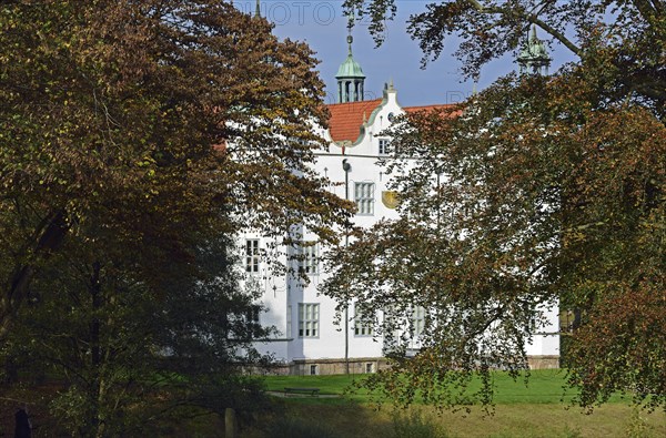 Europe, Germany, Schleswig-Holstein, Ahrensburg, moated castle Ahrensburg, autumn, front facade, built around 1595, late Renaissance, Europe