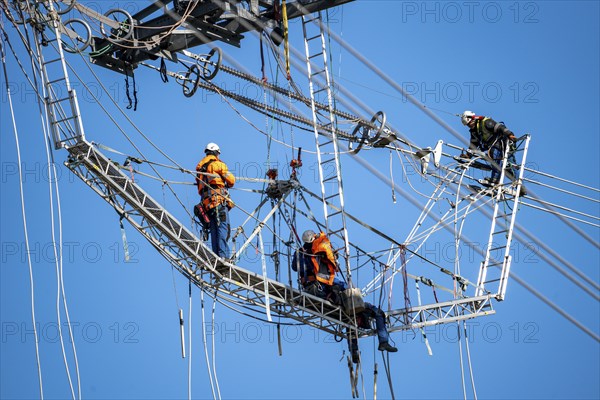 New construction of a 380 kV extra-high-voltage overhead line, with 23 pylons over a length of 7.5 kilometres, near Krefeld, North Rhine-Westphalia, GermanyNew construction of a 380 kV extra-high-voltage overhead line, with 23 pylons over a length of 7.5 kilometres, near Krefeld, North Rhine-Westphalia, Germany, Europe