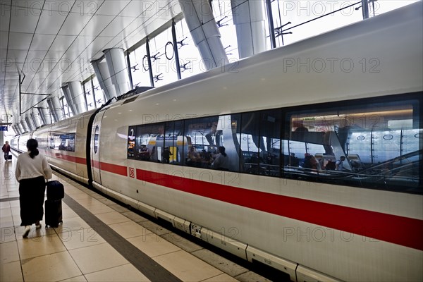 Intercity-Express ICE on the platform at the long-distance railway station, airport, Frankfurt am Main, Hesse, Germany, Europe