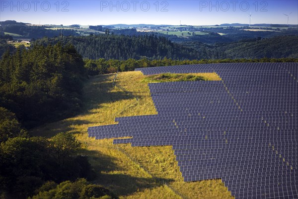 Large ground-mounted photovoltaic system, solar park in the Southern Eifel nature park Park, Ardennes, Arzfelder Hochfläche, Dauwelshausen, Rhineland-Palatinate, Germany, Europe