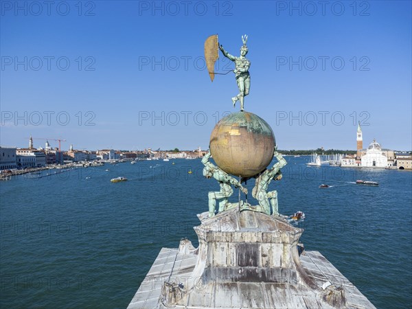 Die bewegliche Windfahne der Fortuna auf der von Atlanten getragenen goldenen Erdkugel, Venedig, Veneto, Italien