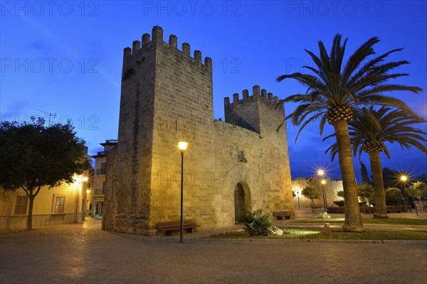 Porta de Moll city gate in the evening, Alcudia, Majorca, Balearic Islands, Spain, Europe