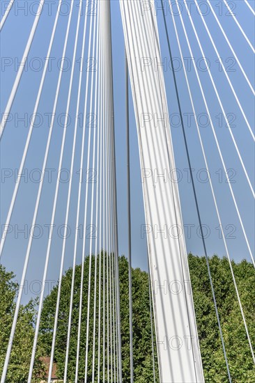 Die Deux-Rives-Fußgängerbrücke zwischen Deutschland und Frankreich in Kehl und Straßburg, ein Symbol der grenzüberschreitenden Zusammenarbeit. Bas-Rhin, Collectivite europeenne d'Alsace, Grand Est