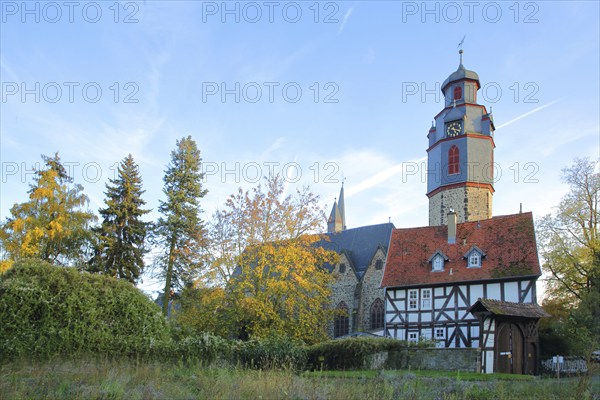 Gothic St Mark's Church with half-timbered Weidig House, Weidig House in autumn, Butzbach, Wetterau, Hesse, Germany, Europe