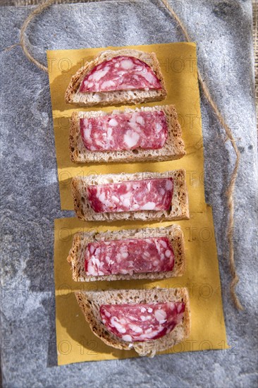 Presentation of a snack of bread and salami