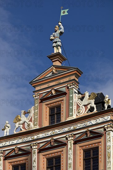 Statue of a Landsknecht on the Haus zum Breiten Herd, a very beautiful Renaissance building at the Fischmarkt, Erfurt, Thuringia, Germany, Europe