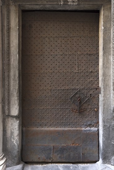 Iron door with door knocker at Palazzo Pinelli Parodi in the historic centre, Piazza Pinelli no. 2, Genoa, Italy, Europe