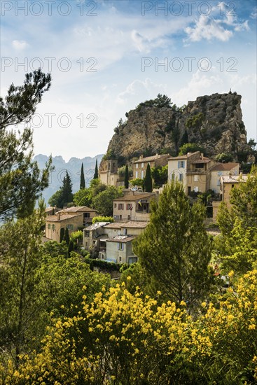 Picturesque mountain village, La Roque-Alric, Dentelles de Montmirail, Département Vaucluse, Provence, Provence-Alpes-Côte dAzur, France, Europe
