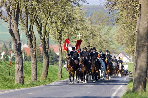 Every year at Easter there are about 5 processions in Lusatia, each with about 200 riders. The Catholic Church continues old Sorbian rites here. Thousands of spectators watch the impressive cavalcades