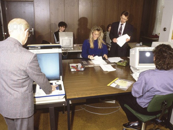 DEU, Germany: The historical slides from the times 80-90s events and persons from politics, culture, working life, medicine a.o. Ruhr area. Workplace for employees 80s
